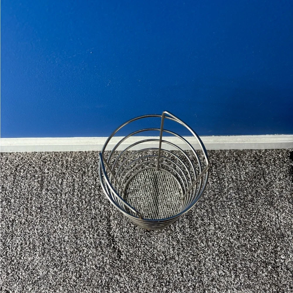 {SHEIN} Silver Metal Wire Basket - toilet paper holder